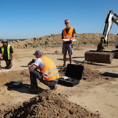 In den Abbaugebieten der Braunkohle-Tagebaue liegen noch zahlreiche archäologische Artefakte im Boden. Archäologen des LVR versuchen, die Überbleibsel zu retten. Besuch  bei einer Ausgrabung im Tagebau Inden.