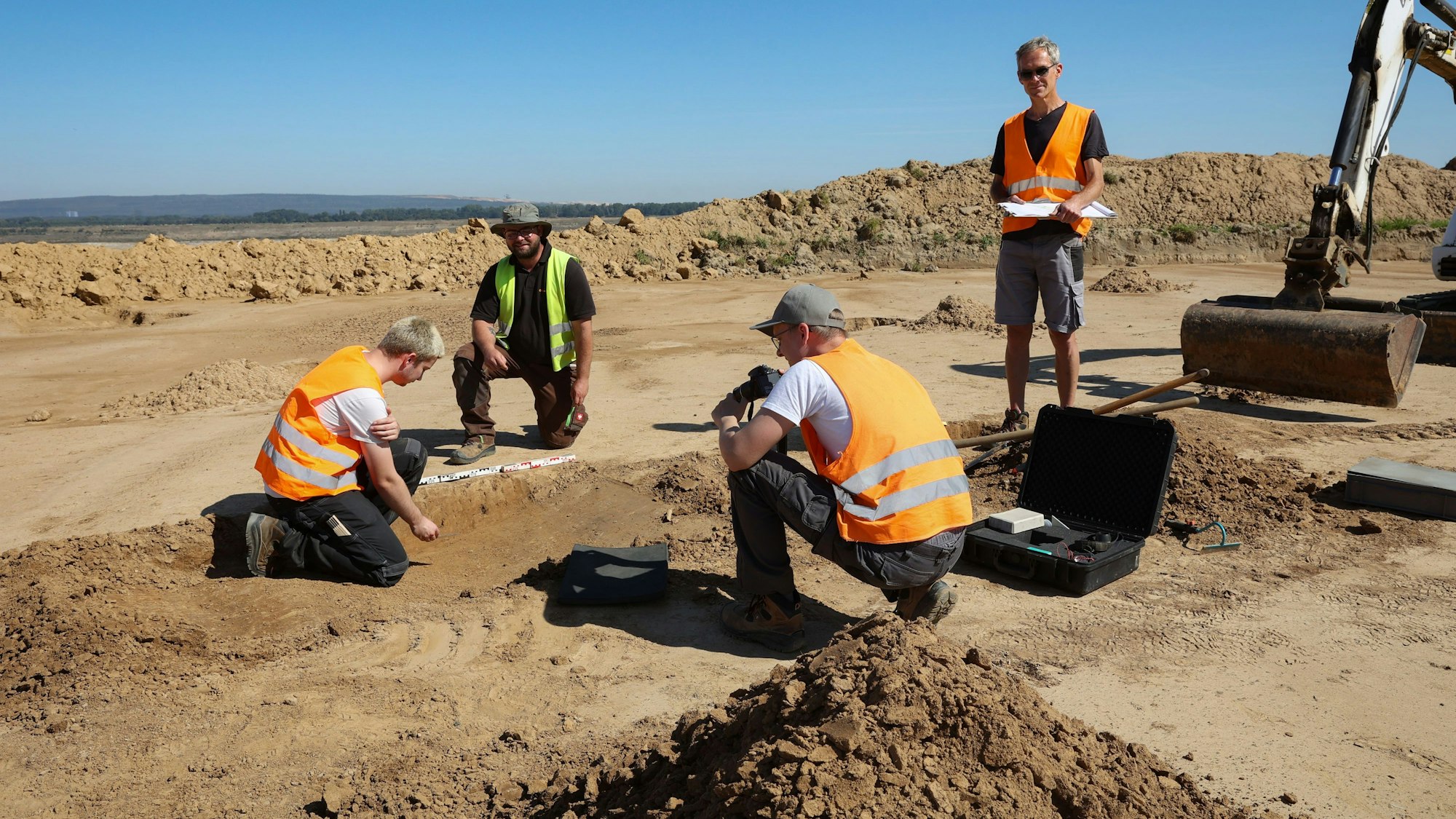 In den Abbaugebieten der Braunkohle-Tagebaue liegen noch zahlreiche archäologische Artefakte im Boden. Archäologen des LVR versuchen, die Überbleibsel zu retten. Besuch bei einer Ausgrabung im Tagebau Inden.
