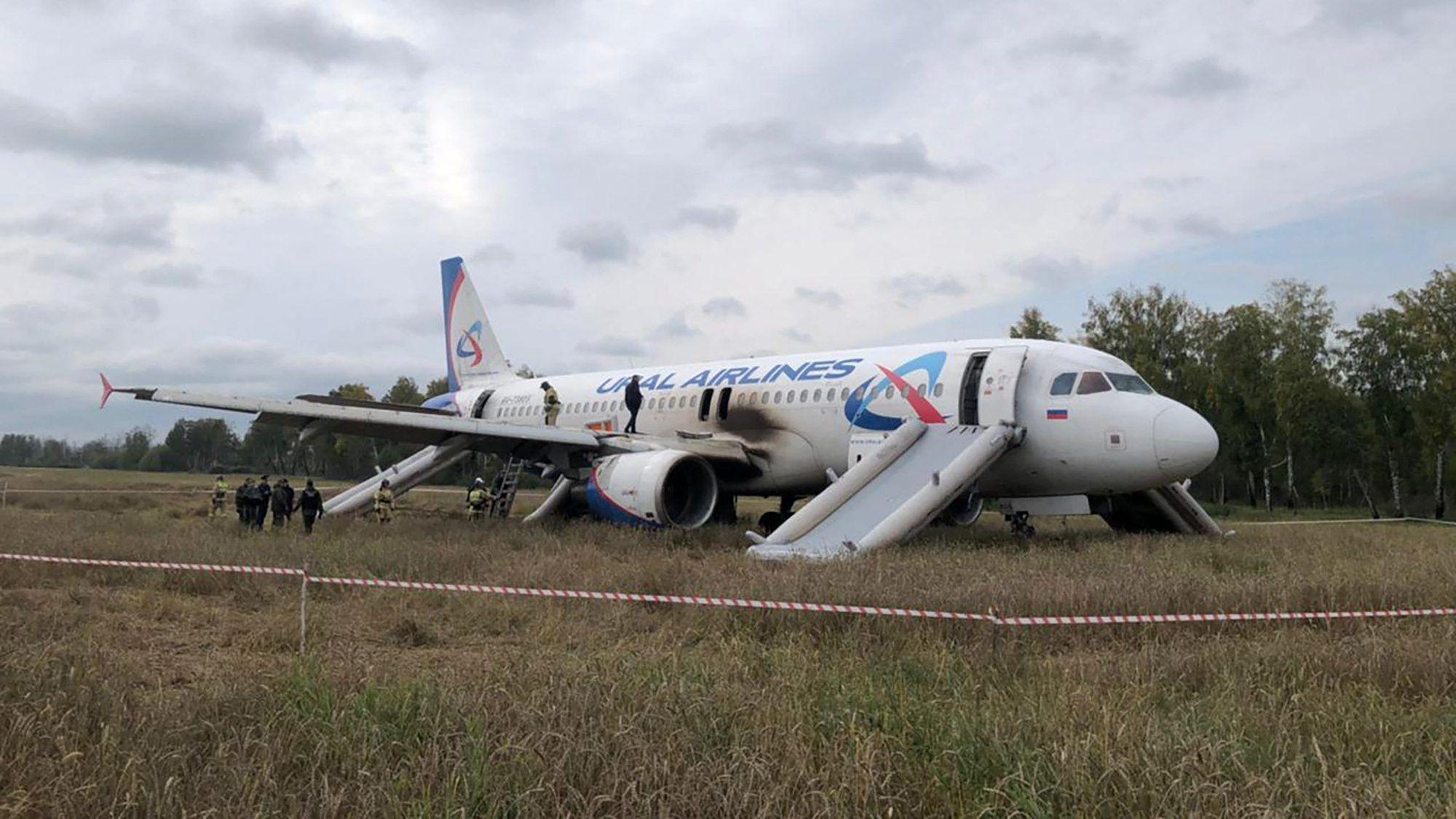 Der Pilot entscheidet sich für eine schwierige Notlandung in einem Feld bei Nowosibirsk.