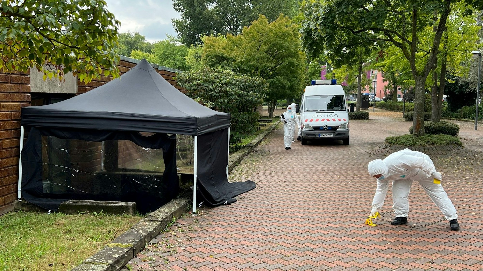 Die Polizei sichert Spuren am Seitenfenster, durch das die Einbrecher ins Museum eingedrungen sind.