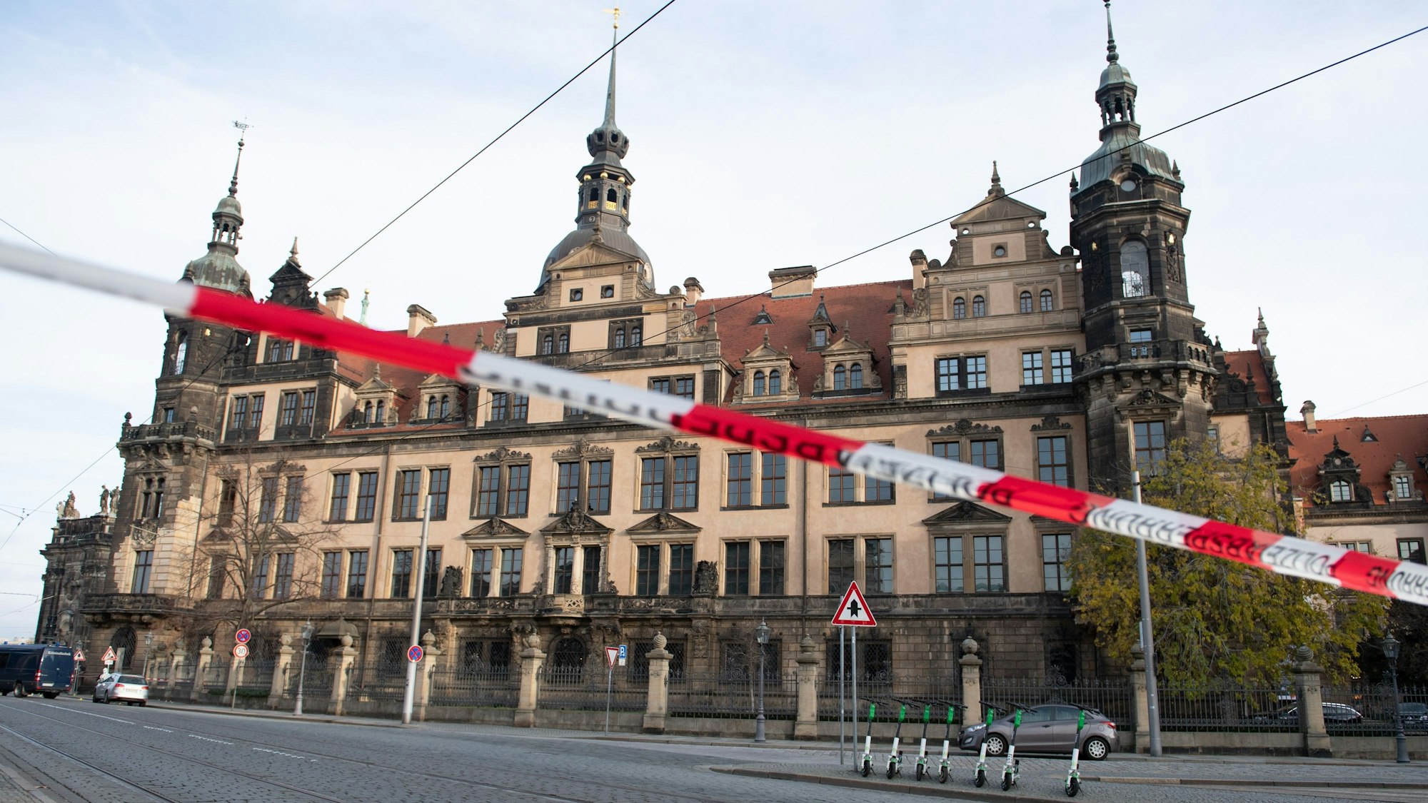 Das von der Polizei abgesperrte Dresdner Residenzschloss. Im Historischen Grünen Gewölbe wurden Schmuckstücke mit insgesamt 4300 Diamanten entwendet.