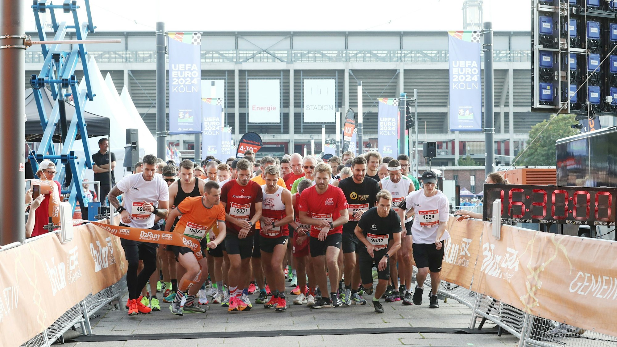 Läufer und Läuferinnen an der Startlinie des B2Run vor dem Rhein-Energie-Stadion