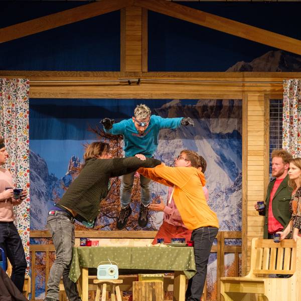 Das Tournee-Ensemble der Theatergastspiele aus Fürth kam auch wegen der warmen Pullover ins Schwitzen bei der Aufklärung des Verbrechens. Mit der Premiere des Stückes „Im Schnee wird nur dem Tod nicht kalt“ hat in der Gummersbacher Halle 32 die neue Spielzeit begonnen.