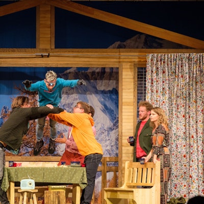 Das Tournee-Ensemble der Theatergastspiele aus Fürth kam auch wegen der warmen Pullover ins Schwitzen bei der Aufklärung des Verbrechens. Mit der Premiere des Stückes „Im Schnee wird nur dem Tod nicht kalt“ hat in der Gummersbacher Halle 32 die neue Spielzeit begonnen.