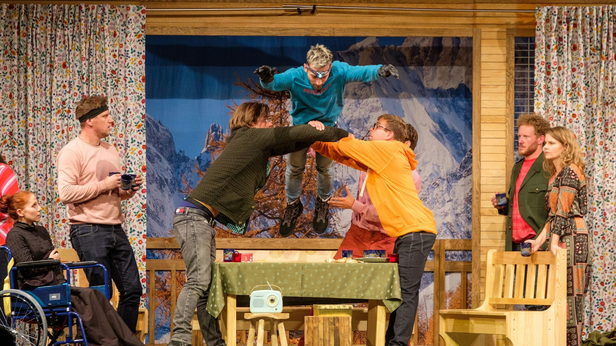 Das Tournee-Ensemble der Theatergastspiele aus Fürth kam auch wegen der warmen Pullover ins Schwitzen bei der Aufklärung des Verbrechens. Mit der Premiere des Stückes „Im Schnee wird nur dem Tod nicht kalt“ hat in der Gummersbacher Halle 32 die neue Spielzeit begonnen.