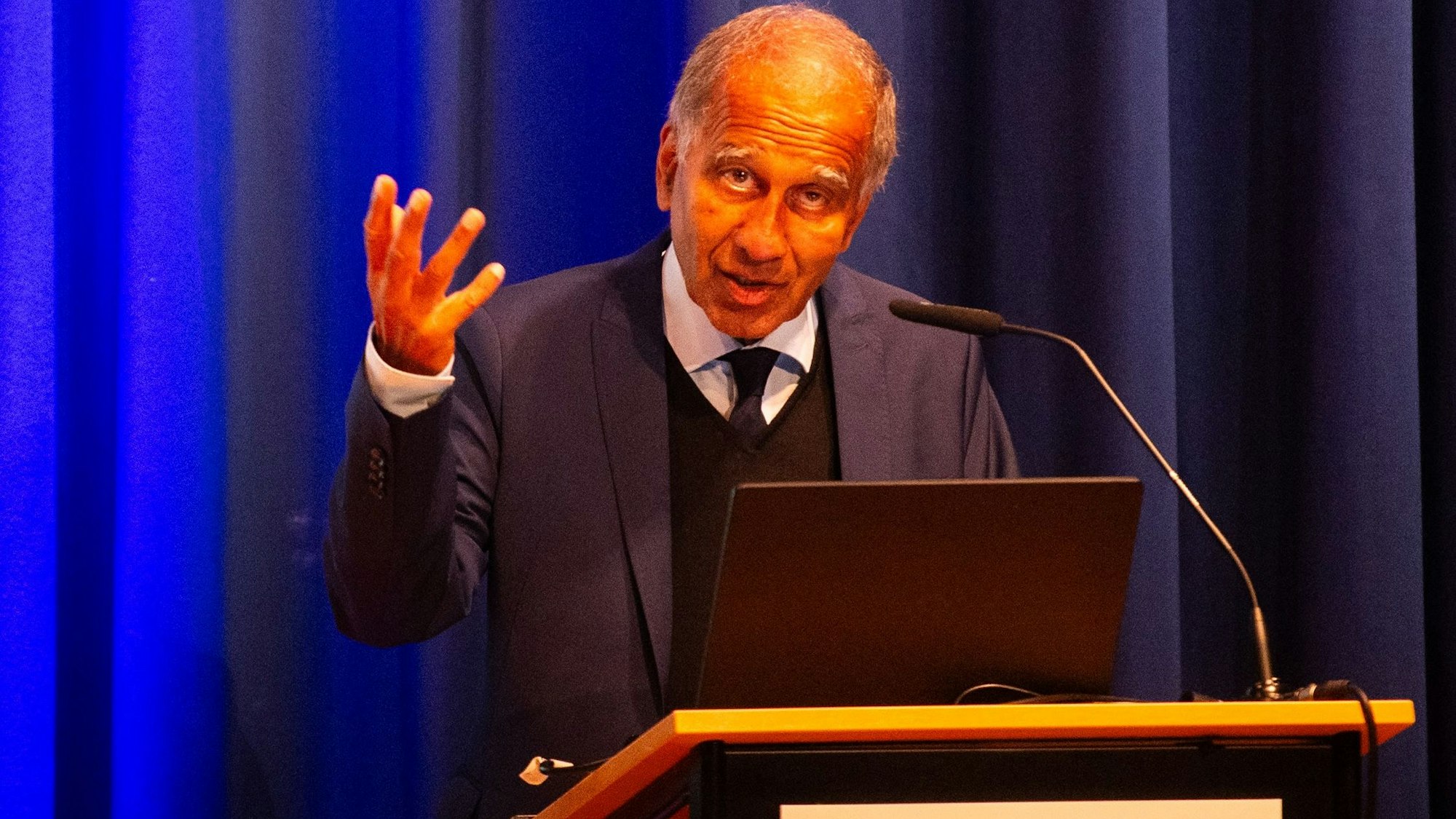 Das Bild zeigt Klimaexperte Prof. Mojib Latif am Rednerpult. Er gestikuliert mit seiner rechten Hand.