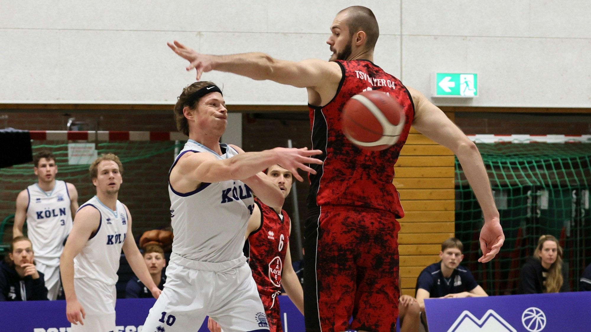 Deutzer TV vs. Bayer Giants Leverkusen, Basketball, Regionalliga, von links: Joachim Timo Koschade (Deutz), Jonas Gottschalk (Giants), 26.11.2022, Bild: Herbert Bucco