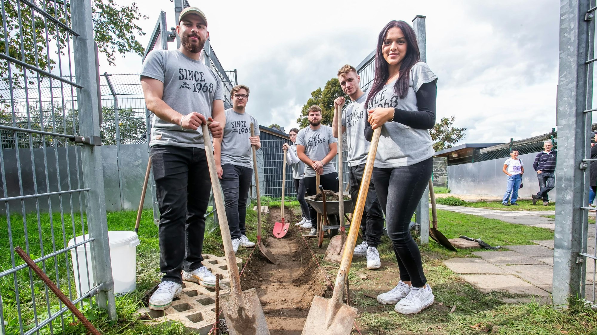 Auszubildende von Jokey arbeiten für einen Tag im Tierheim Wipperfürth. Sie sind mit Spaten im Einsatz zu sehen.