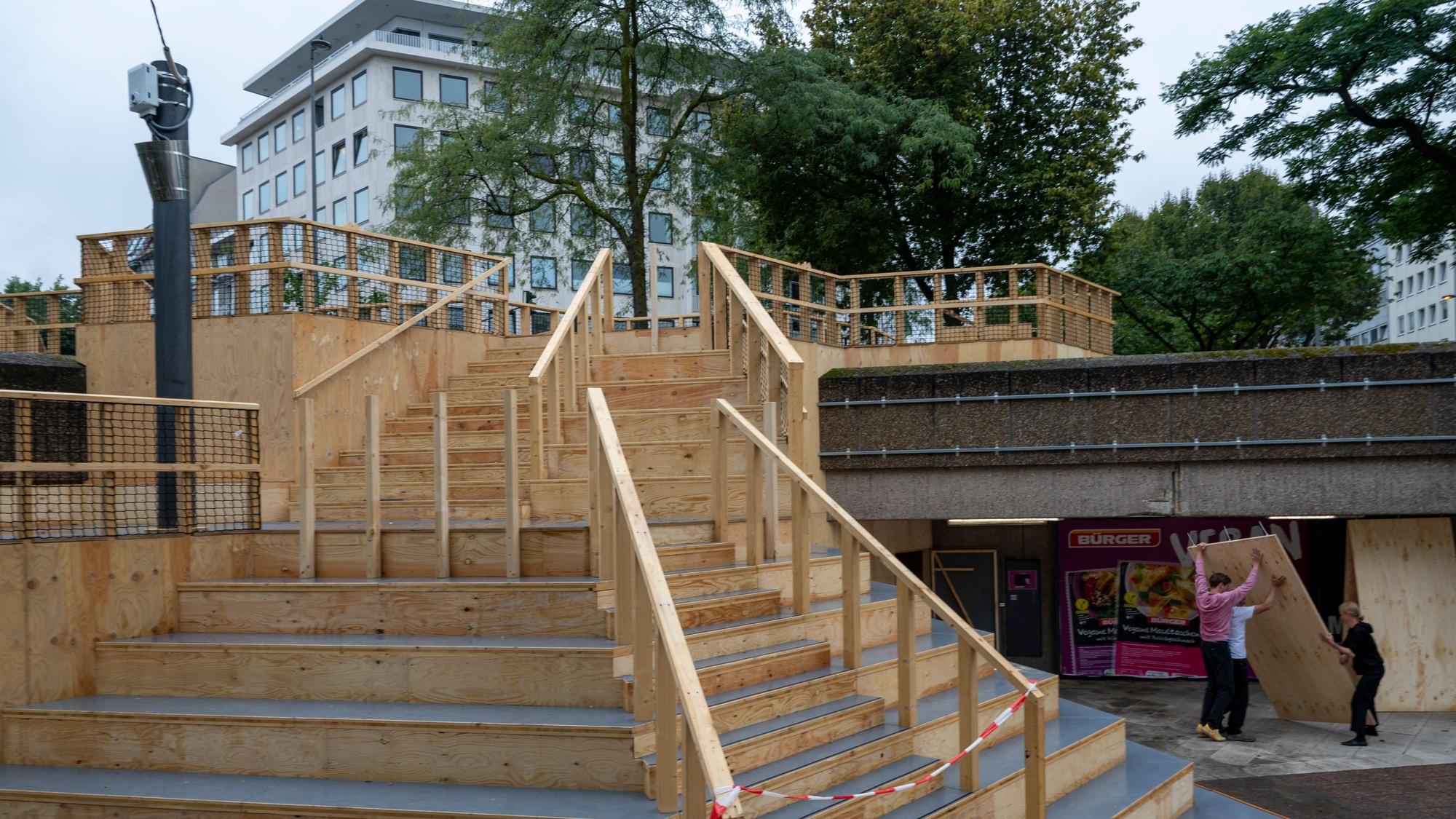 Die provisorische Freitreppe am Ebertplatz.
