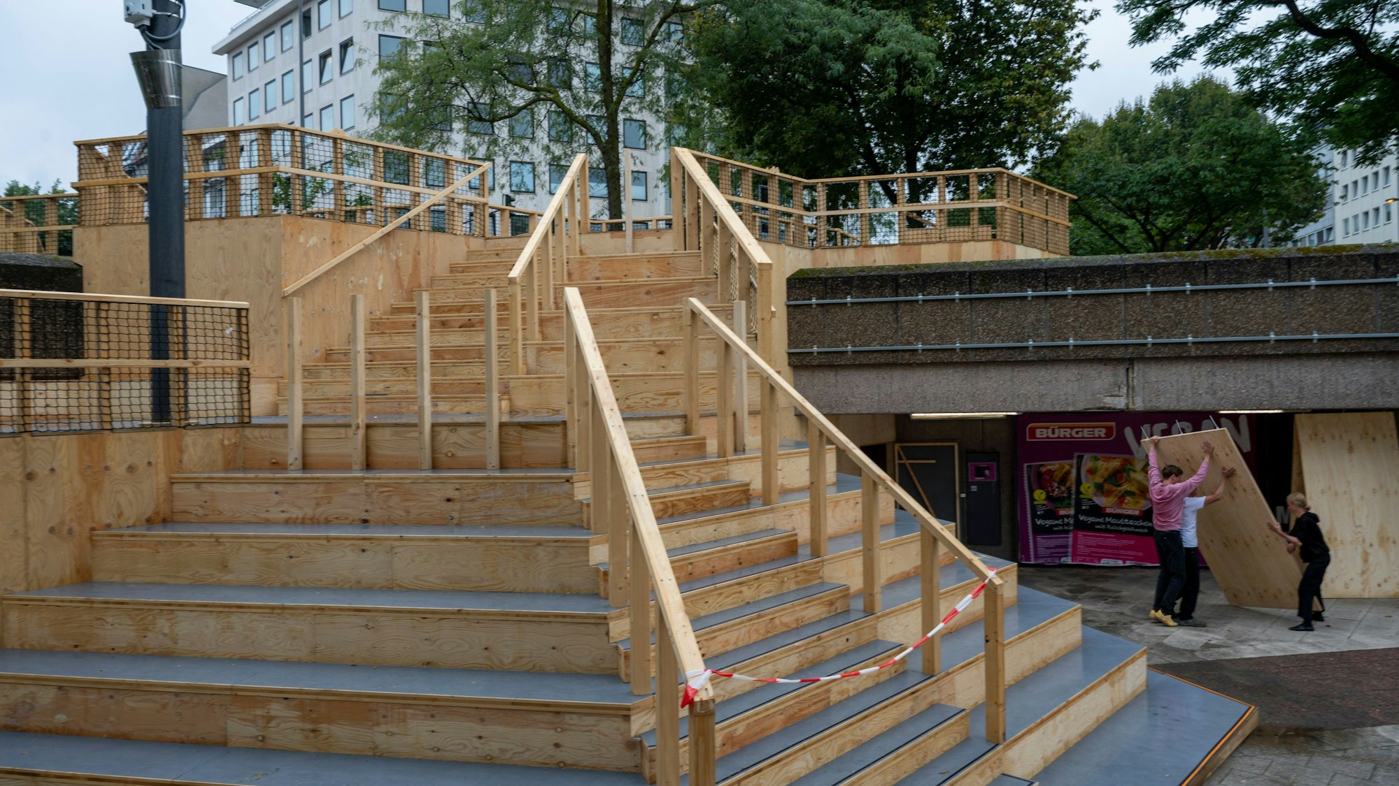 Am Ebertplatz wurde eine provisorische Freitreppe gebaut.