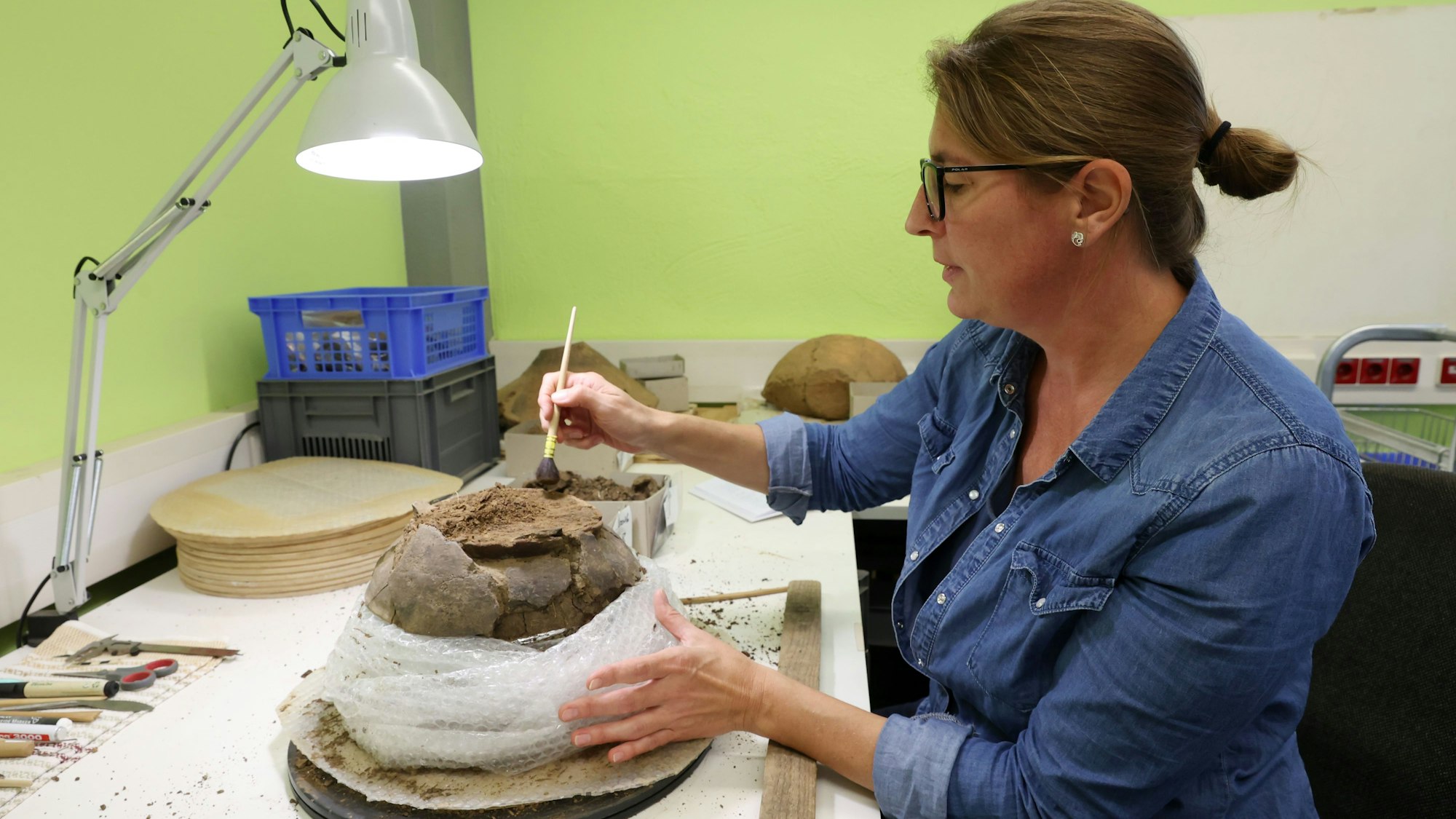 In den Abbaugebieten der Braunkohle-Tagebaue liegen noch zahlreiche archäologische Artefakte im Boden. Archäologen des LVR versuchen, die Überbleibsel zu retten. Besuch bei der LVR-Außenstelle in Titz, wo die Schätze untersucht werden.