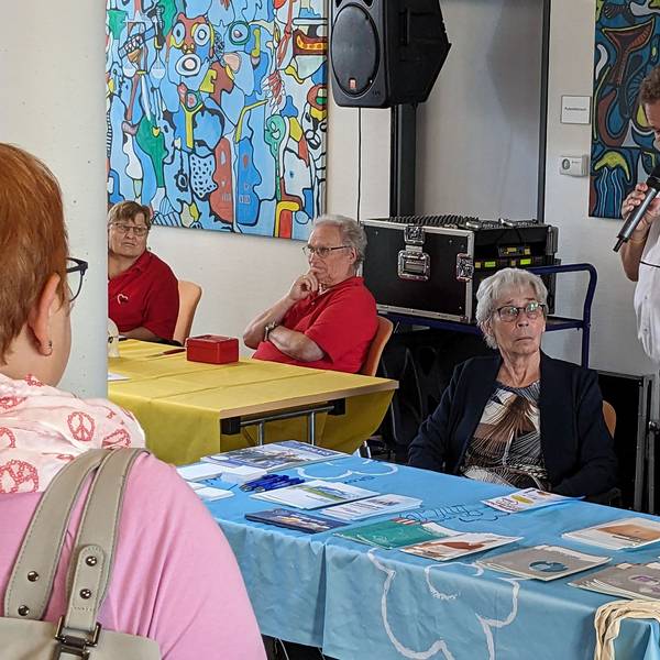 Dr. Peter Schweikert-Wehner (Mitte) mit Teilnehmern und Besuchern des Mechernicher Gesundheitstags.