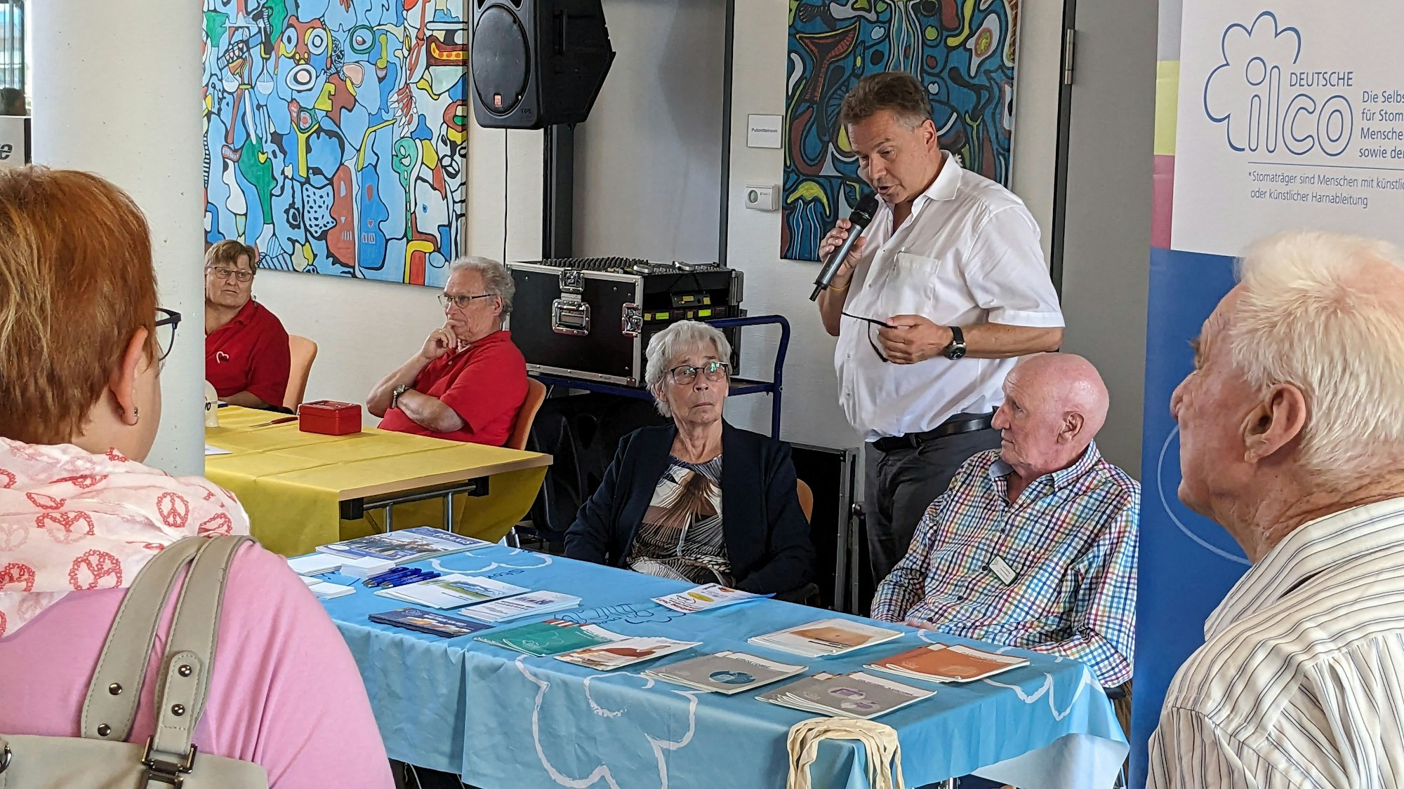 Dr. Peter Schweikert-Wehner (Mitte) mit Teilnehmern und Besuchern des Mechernicher Gesundheitstags.