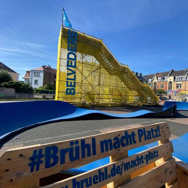 Das Foto zeigt den Belvedere und eine Sitzbank mit dem Schriftzug „Brühl macht Platz“.