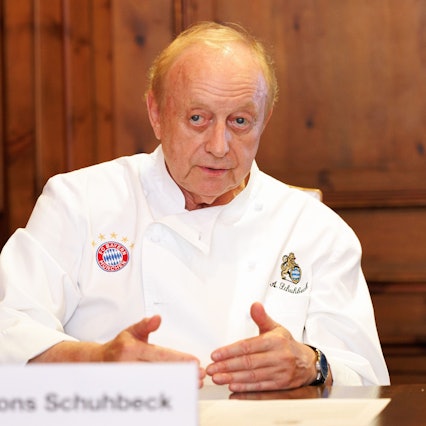 ARCHIV - 06.07.2022, Bayern, München: Alfons Schuhbeck, Gastwirt und Sternekoch, spricht auf einem Pressetermin zur Beantragung des "Bierlandes Bayern" als immaterielles Unesco Weltkulturerbe. (zu dpa "Ingwer»-Prozess: Starkoch Schuhbeck in 25 Fällen angeklagt") Foto: Matthias Balk/dpa +++ dpa-Bildfunk +++
