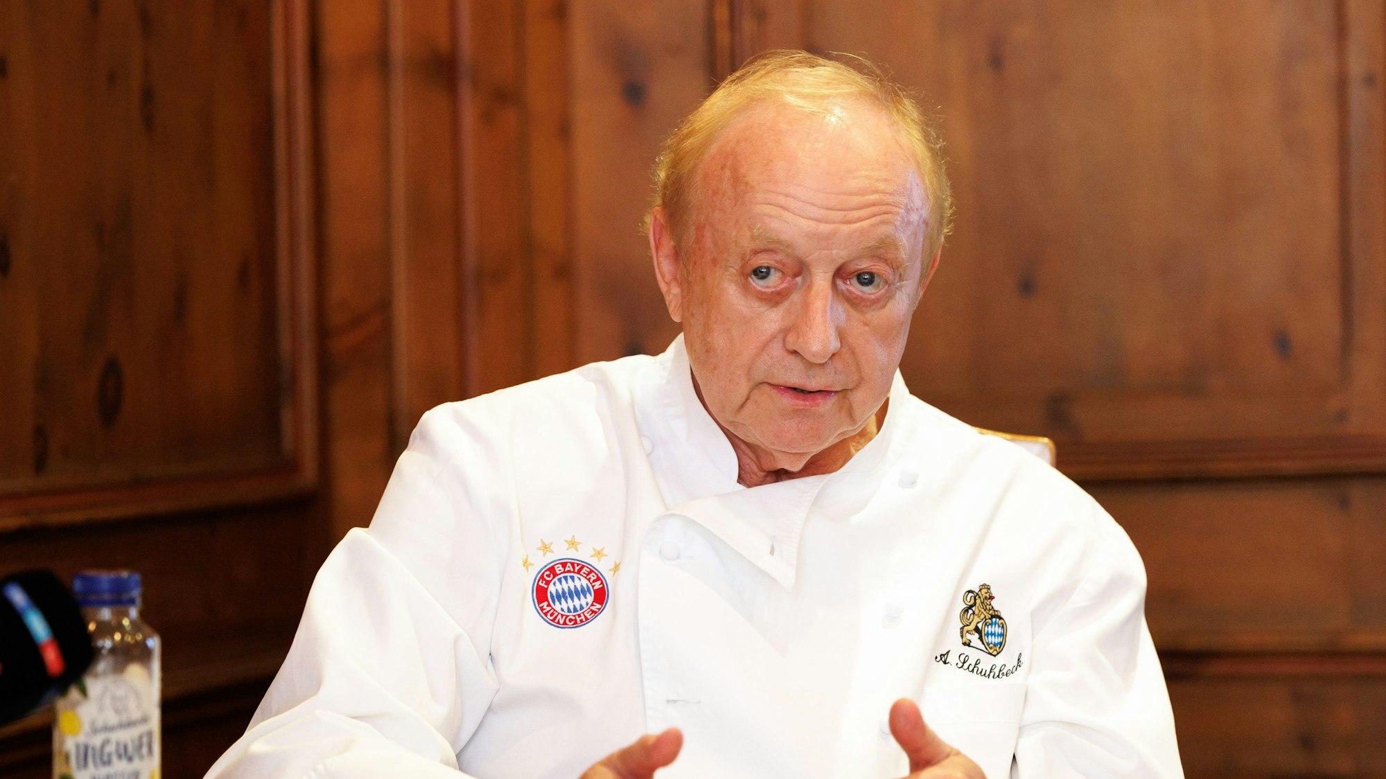 ARCHIV - 06.07.2022, Bayern, München: Alfons Schuhbeck, Gastwirt und Sternekoch, spricht auf einem Pressetermin zur Beantragung des "Bierlandes Bayern" als immaterielles Unesco Weltkulturerbe. (zu dpa "Ingwer»-Prozess: Starkoch Schuhbeck in 25 Fällen angeklagt") Foto: Matthias Balk/dpa +++ dpa-Bildfunk +++