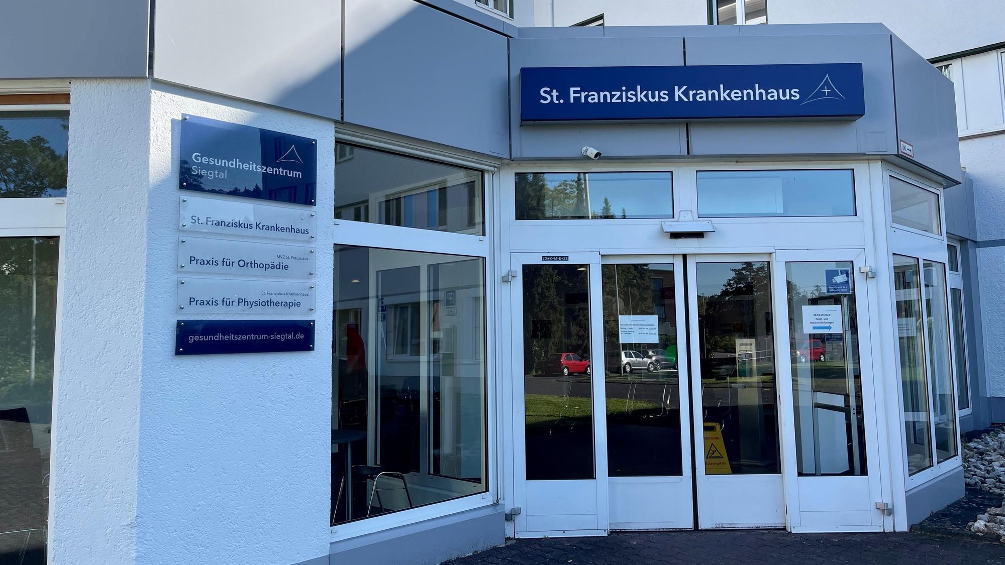 Der Haupteingang des St. Franziskus Krankenhaus Eitorf.
