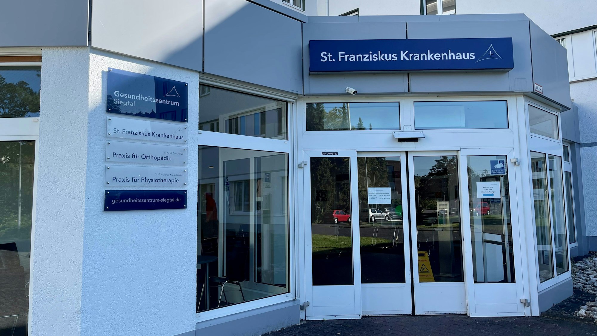 Der Haupteingang des St. Franziskus Krankenhaus Eitorf.