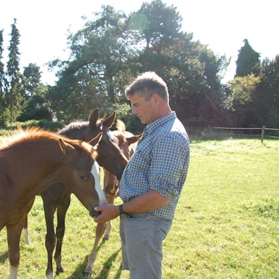 Georg Hummelsheim mit Tieren auf seiner Pferdepension