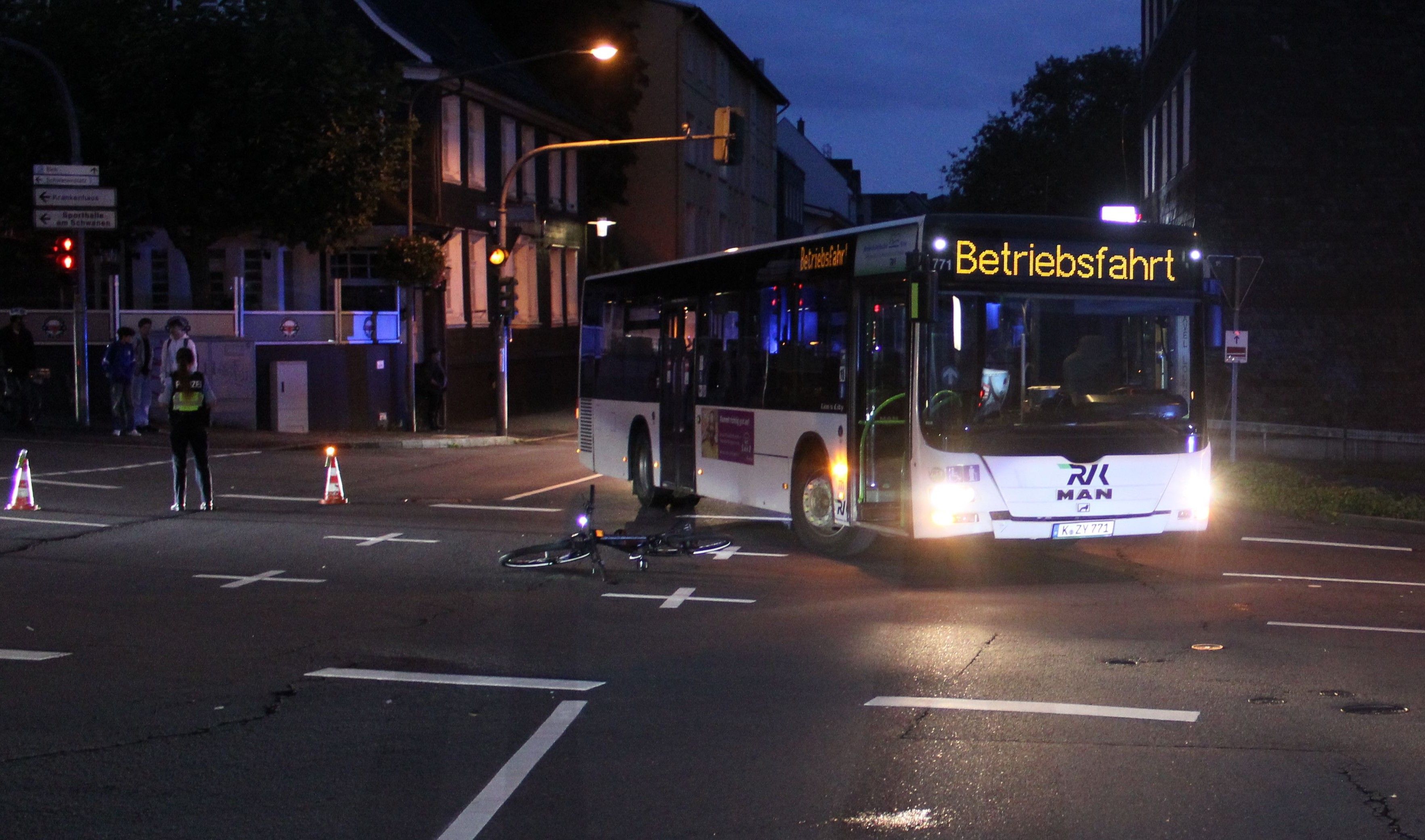 Die Polizei musste die Kreuzung in Wermelskirchen nach dem schweren Unfall zwischen einem Pedelecfahrer und einem Linienbus zeitweise sperren lassen.