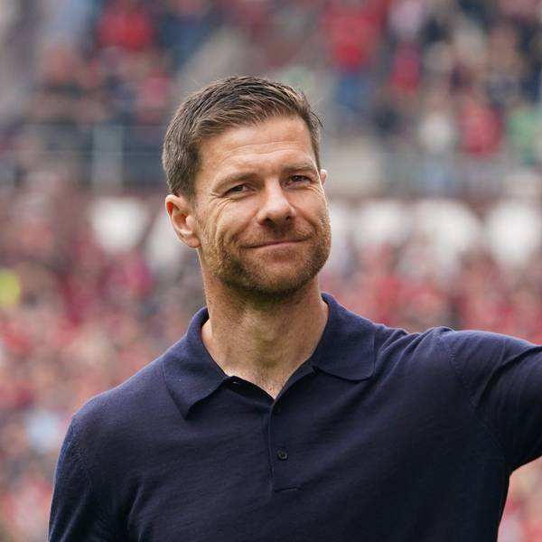 Leverkusens Trainer Xabi Alonso winkt nach Spielende den Fans zu.