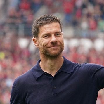 Leverkusens Trainer Xabi Alonso winkt nach Spielende den Fans zu.
