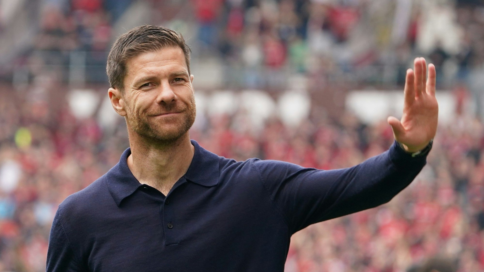 Leverkusens Trainer Xabi Alonso winkt nach Spielende den Fans zu.