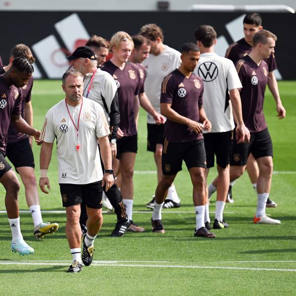 Bundestrainer Hansi Flick leitet während der WM in Katar ein Training der deutschen Nationalmannschaft.