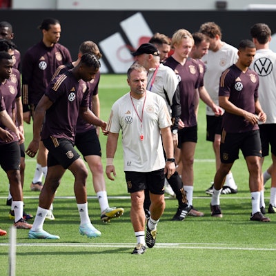 Bundestrainer Hansi Flick leitet während der WM in Katar ein Training der deutschen Nationalmannschaft.