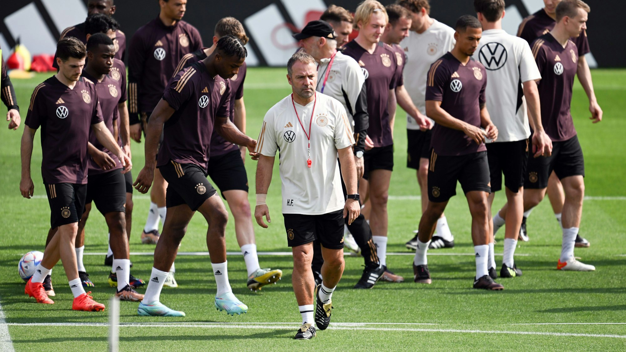 Bundestrainer Hansi Flick leitet während der WM in Katar ein Training der deutschen Nationalmannschaft.