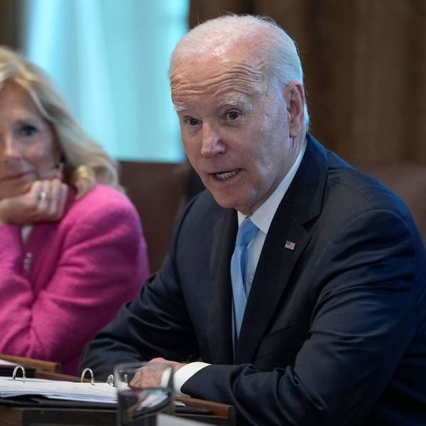Joe Biden (r), Präsident der USA, spricht während einer Sitzung seines Krebs-Kabinetts im Kabinettssaal des Weißen Hauses in Anwesenheit von First Lady Jill Biden und Xavier Becerra, Gesundheits- und Sozialminister der USA.