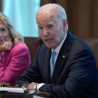 Joe Biden (r), Präsident der USA, spricht während einer Sitzung seines Krebs-Kabinetts im Kabinettssaal des Weißen Hauses in Anwesenheit von First Lady Jill Biden und Xavier Becerra, Gesundheits- und Sozialminister der USA.