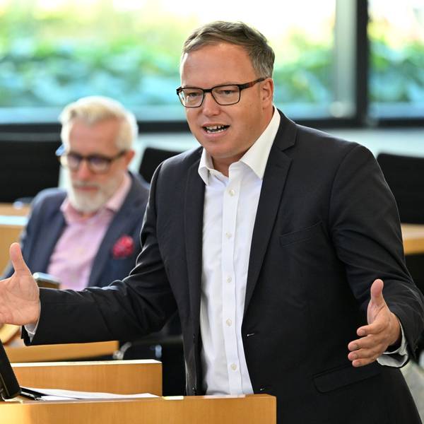 14.09.2023, Thüringen, Erfurt: Mario Voigt (CDU), Fraktionschef, spricht im Plenarsaal des Thüringer Landtag. Die Abgeordneten wollen an diesem Tag in erster Lesung den Haushalt für 2024 beraten. Außerdem will die Opposition eine Steuersenkung gegen die rot-rot-grüne Minderheitskoalition durchsetzen. Foto: Martin Schutt/dpa +++ dpa-Bildfunk +++