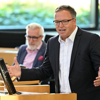 14.09.2023, Thüringen, Erfurt: Mario Voigt (CDU), Fraktionschef, spricht im Plenarsaal des Thüringer Landtag. Die Abgeordneten wollen an diesem Tag in erster Lesung den Haushalt für 2024 beraten. Außerdem will die Opposition eine Steuersenkung gegen die rot-rot-grüne Minderheitskoalition durchsetzen. Foto: Martin Schutt/dpa +++ dpa-Bildfunk +++