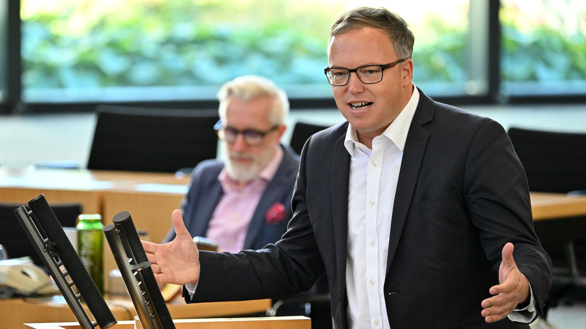 14.09.2023, Thüringen, Erfurt: Mario Voigt (CDU), Fraktionschef, spricht im Plenarsaal des Thüringer Landtag. Die Abgeordneten wollen an diesem Tag in erster Lesung den Haushalt für 2024 beraten. Außerdem will die Opposition eine Steuersenkung gegen die rot-rot-grüne Minderheitskoalition durchsetzen. Foto: Martin Schutt/dpa +++ dpa-Bildfunk +++