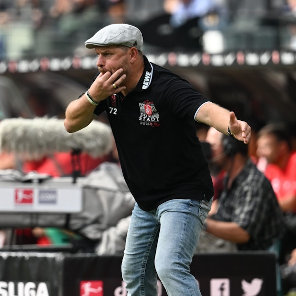 Kölns Trainer Steffen Baumgart gibt während des Spiels in Frankfurt Ansagen.