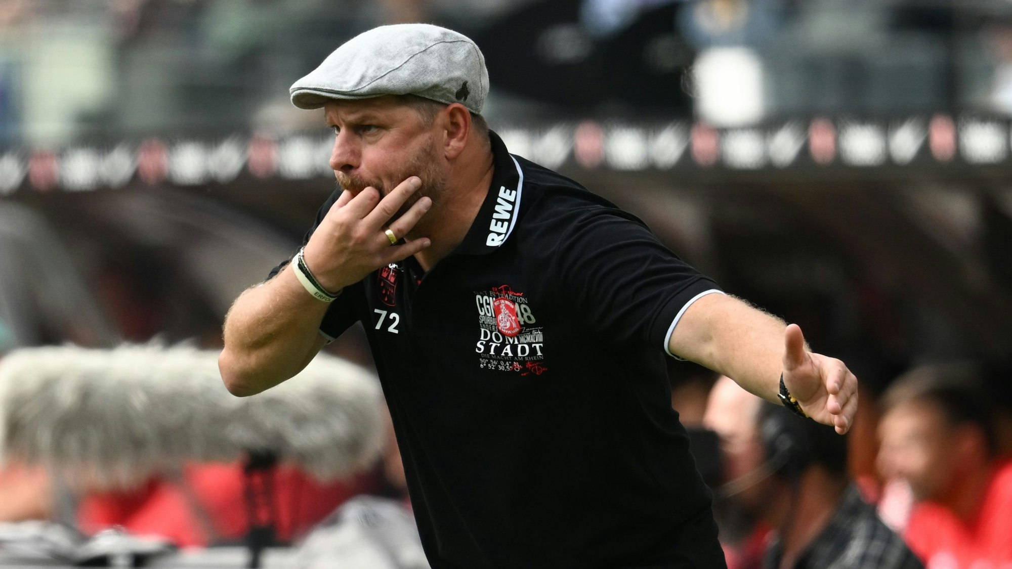 Kölns Trainer Steffen Baumgart gibt während des Spiels in Frankfurt Ansagen.