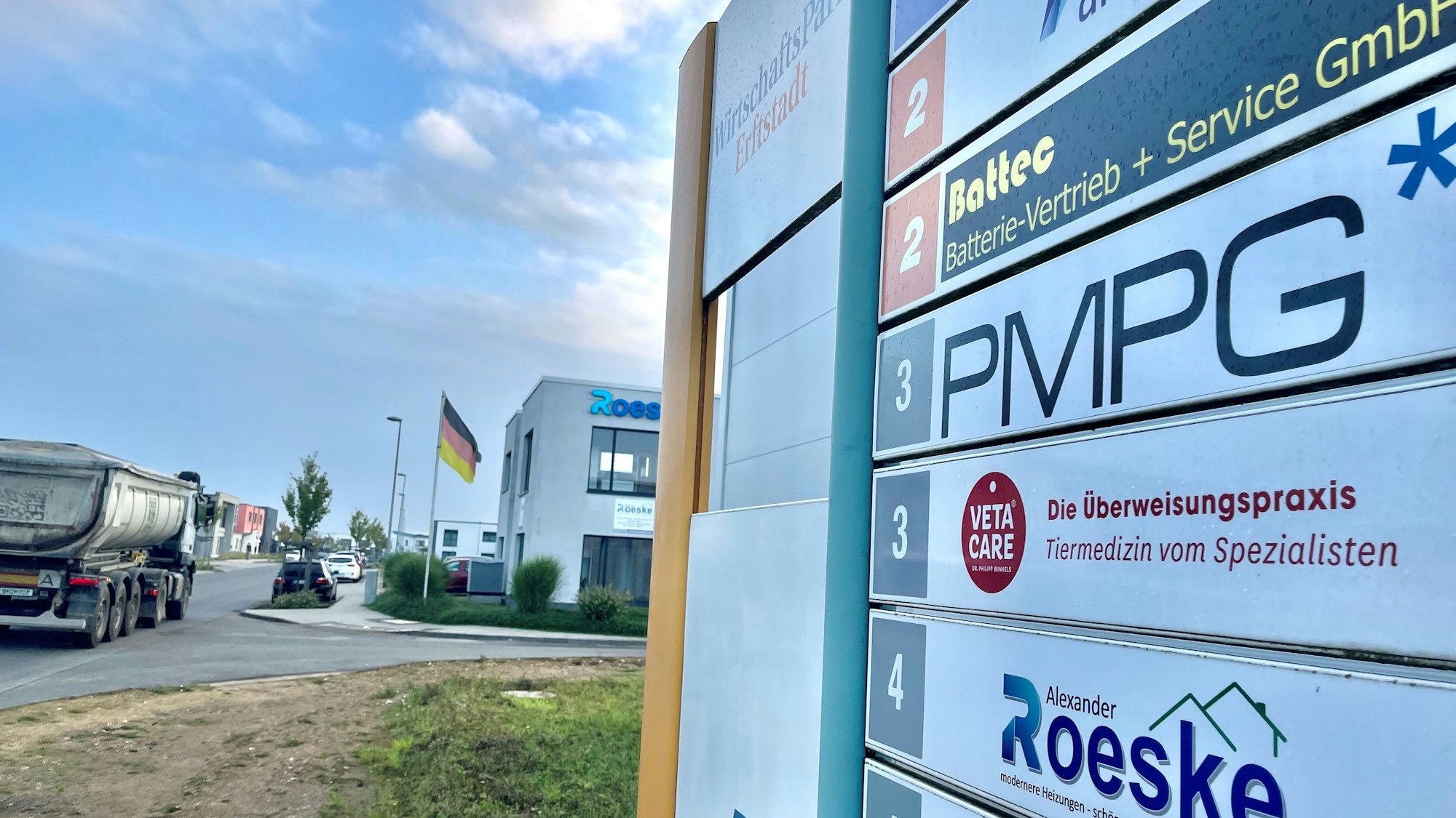 Zu sehen ist ein Tafel mit Firmen, die im Wirtschaftspark angesiedelt sind