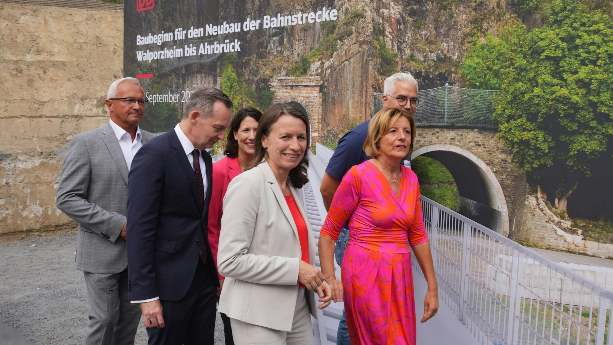 12.09.2023, Rheinland-Pfalz, Altenahr: Achim Hallerbach (l-r), Vorsteher des Zweckverbandes Schienenpersonennahverkehr, Volker Wissing (FDP), Bundesverkehrsminister, Daniela Schmidt (FDP, hinten M), Verkehrsministerin von Rheinland-Pfalz, Cornelia Weigand (parteilos, vorne M), Landrätin des Kreises Ahrweiler, und Malu Dreyer (SPD, vorne r), Ministerpräsidentin von Rheinland-Pfalz, gehen beim Start für den Neubau des letzten zerstörten Abschnitts der Ahrtalbahn nach der Flutkatastrophe zusammen. Foto: Thomas Frey/dpa +++ dpa-Bildfunk +++