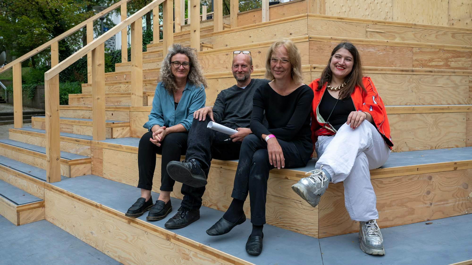 Yasemin Utku (links) mit ihrem Team auf der Freitreppe am Ebertplatz.