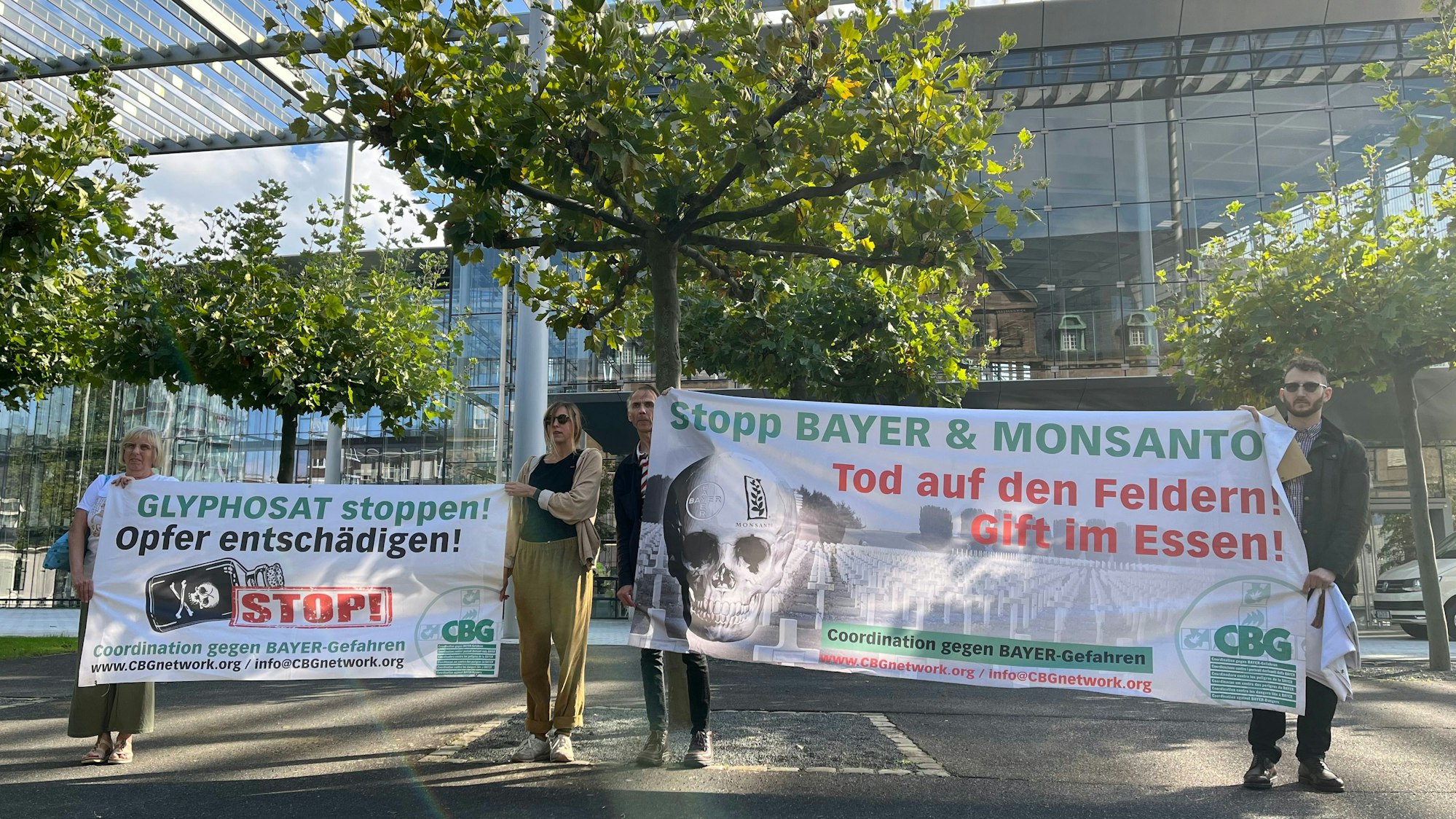 Gisela Lauenstein, Kea Güldenstern, Jan Pehrke und Marius Stelzmann, Aktivisten der „Coordination gegen Bayer-Gefahren“, mit Anti-Glyphosat-Transparenten vor der Bayer-Zentrale