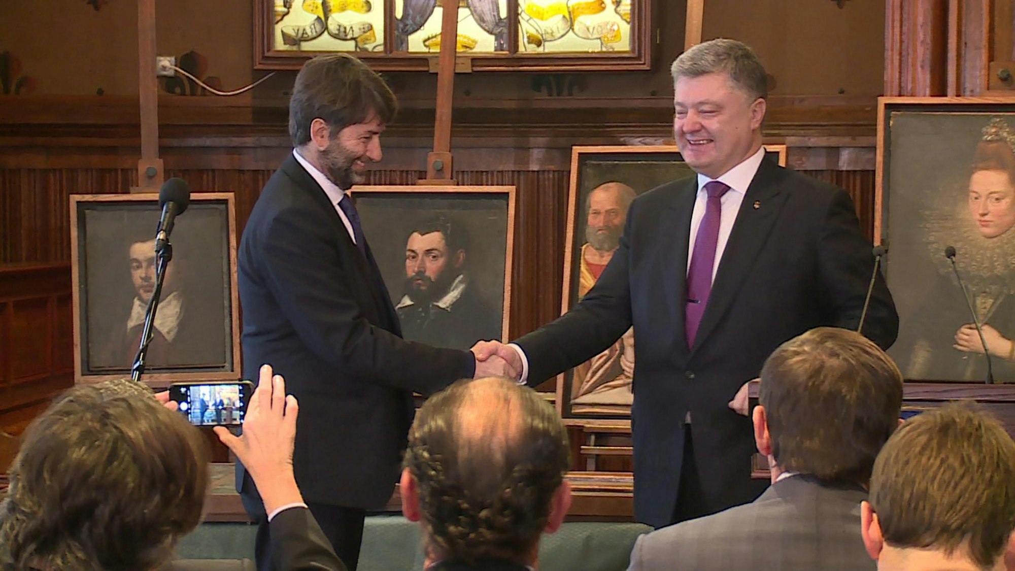 Der ehemalige ukrainische Präsident Petro Poroschenko übergibt die aus dem Castelvecchio gestohlenen Gemälde an den damaligen italienischen Kultusminister Dario Franceschini (l.). Sie wurden bei einer Razzia in der Ukraine gefunden.