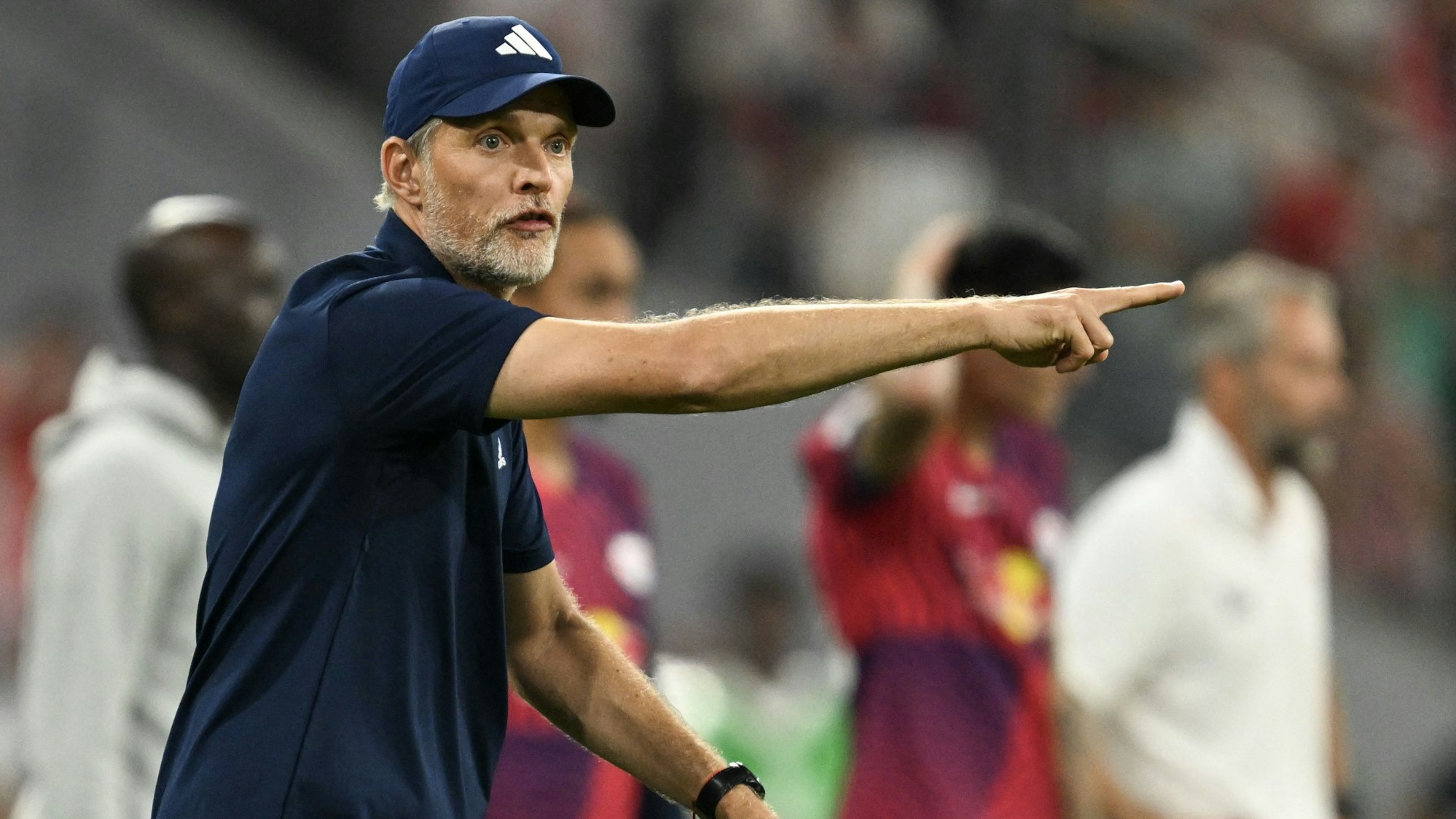 Der Trainer des FC Bayern München am Spielfeldrand: Thomas Tuchel.