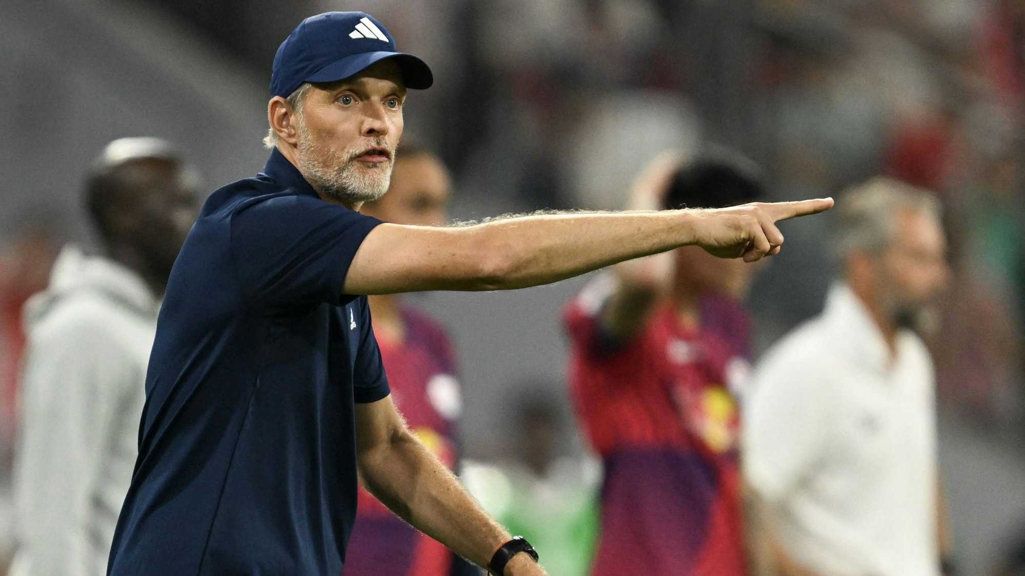 Der Trainer des FC Bayern München am Spielfeldrand: Thomas Tuchel.