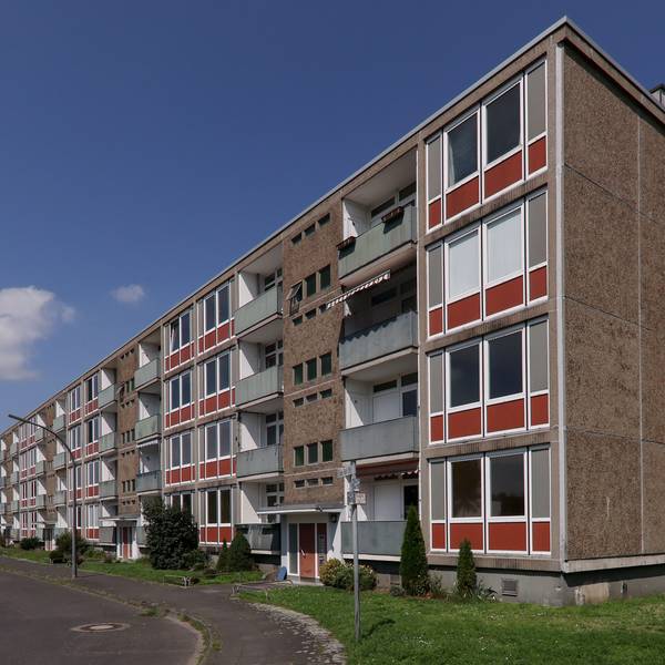 Blick auf Häuser der GAG Immobilien AG an der Elias-Gut-Straße in Köln Stammheim.