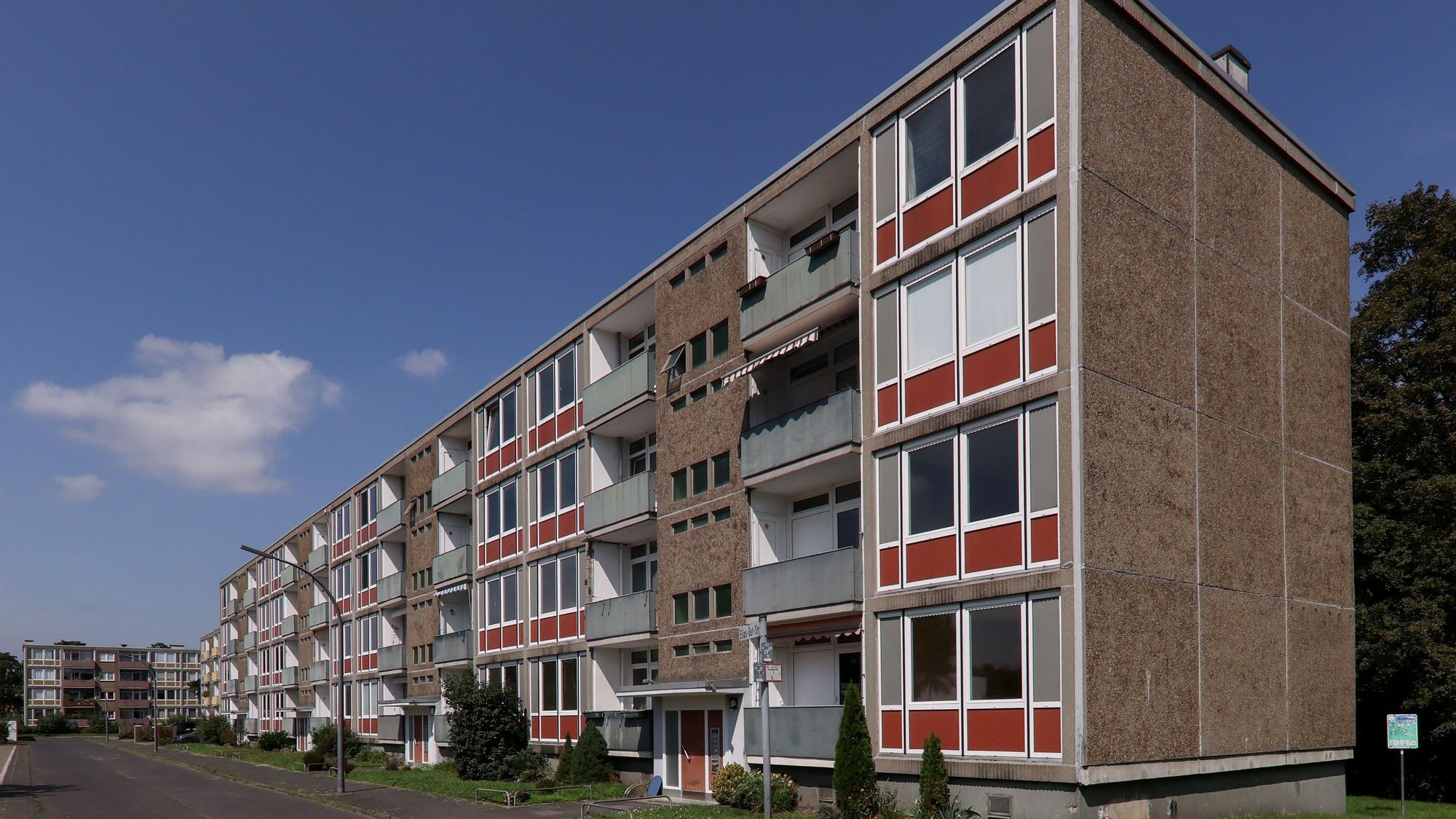 Blick auf Häuser der GAG Immobilien AG an der Elias-Gut-Straße in Köln Stammheim.