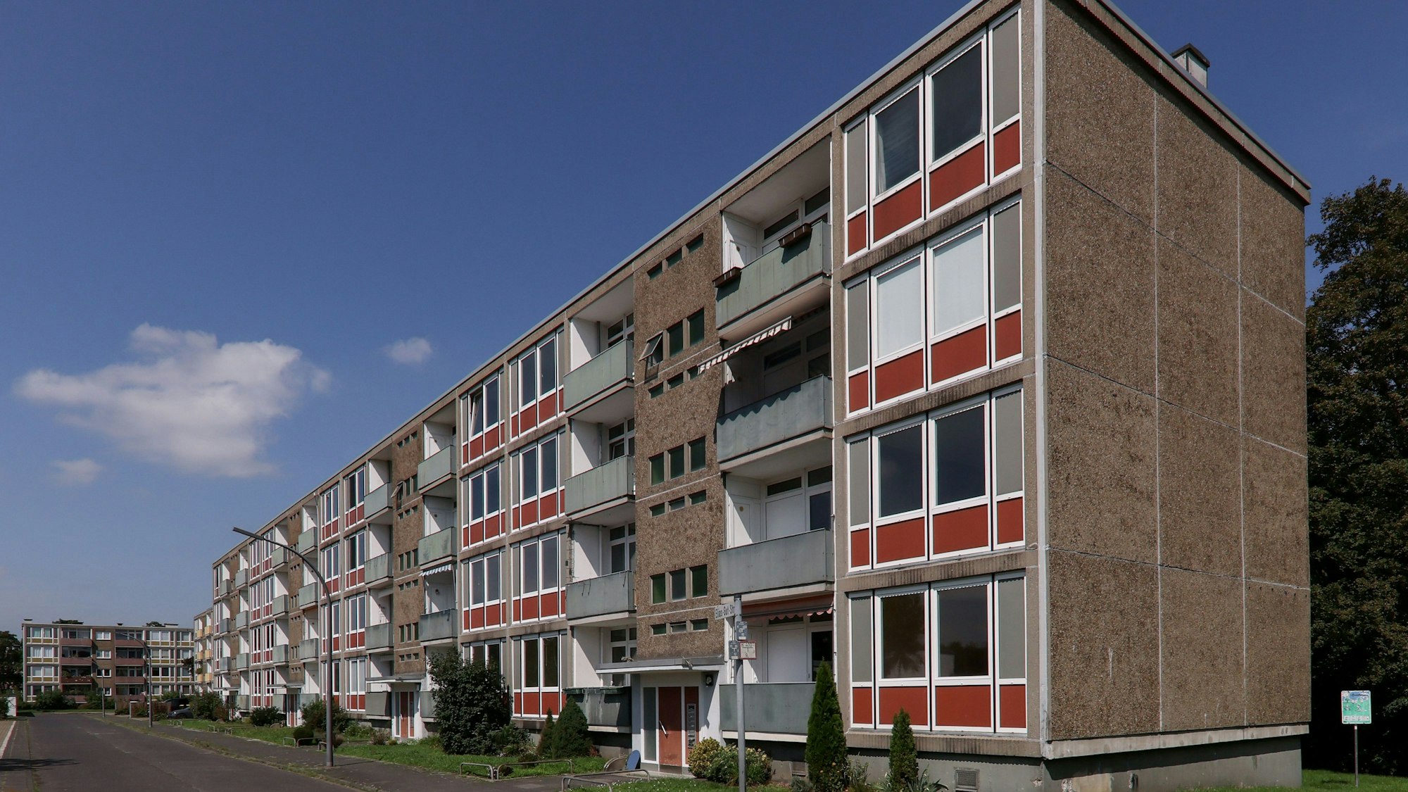 Blick auf Häuser der GAG Immobilien AG an der Elias-Gut-Straße in Köln Stammheim.