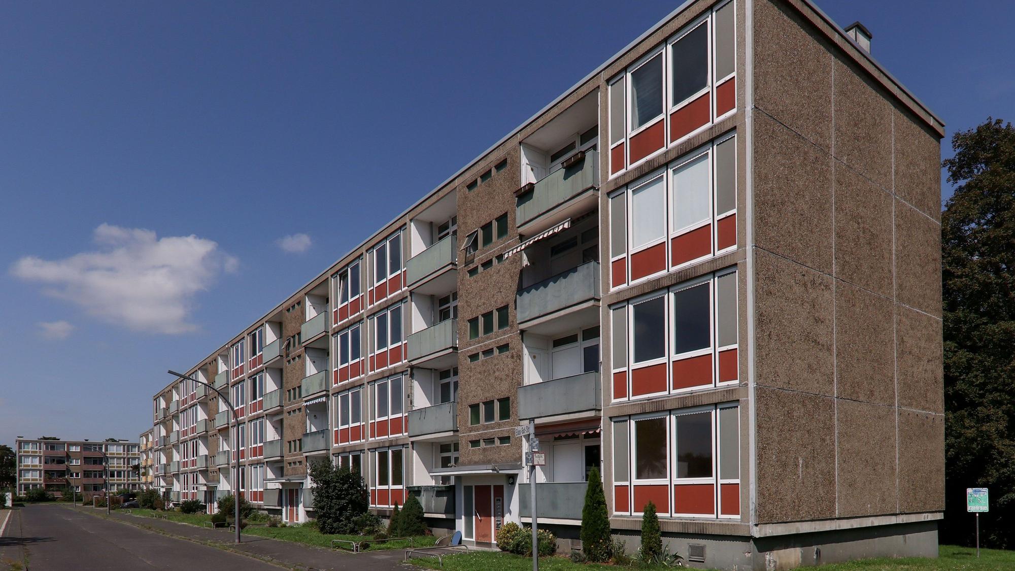 Blick auf Häuser der GAG Immobilien AG an der Elias-Gut-Straße in Köln Stammheim.
