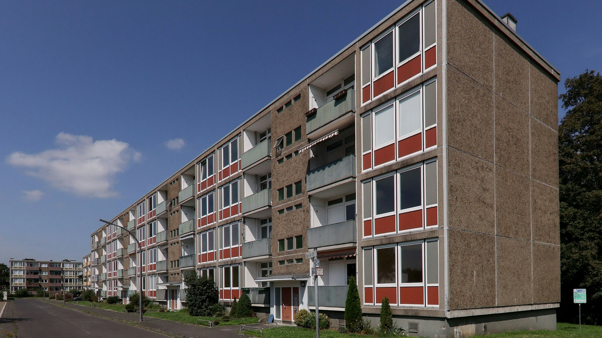 Blick auf Häuser der GAG Immobilien AG an der Elias-Gut-Straße in Köln Stammheim.