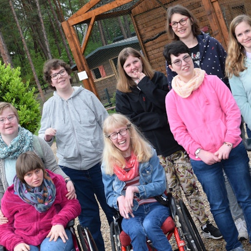 Eine Gruppe junger Menschen mit Behinderungen steht zusammen. Für sie soll nun eine Wohngruppe gegründet werden.